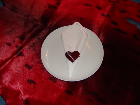 Hjerte servietring af rd farvet slskind.