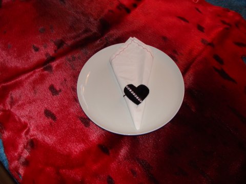 Hjerte servietring af sort farvet slskind.