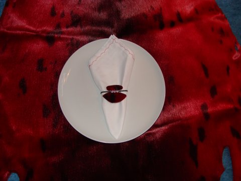 Ulo servietring af rd farvet slskind.