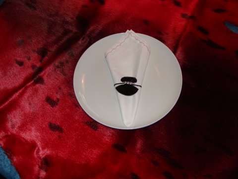 Hjerte servietring af sort farvet slskind.